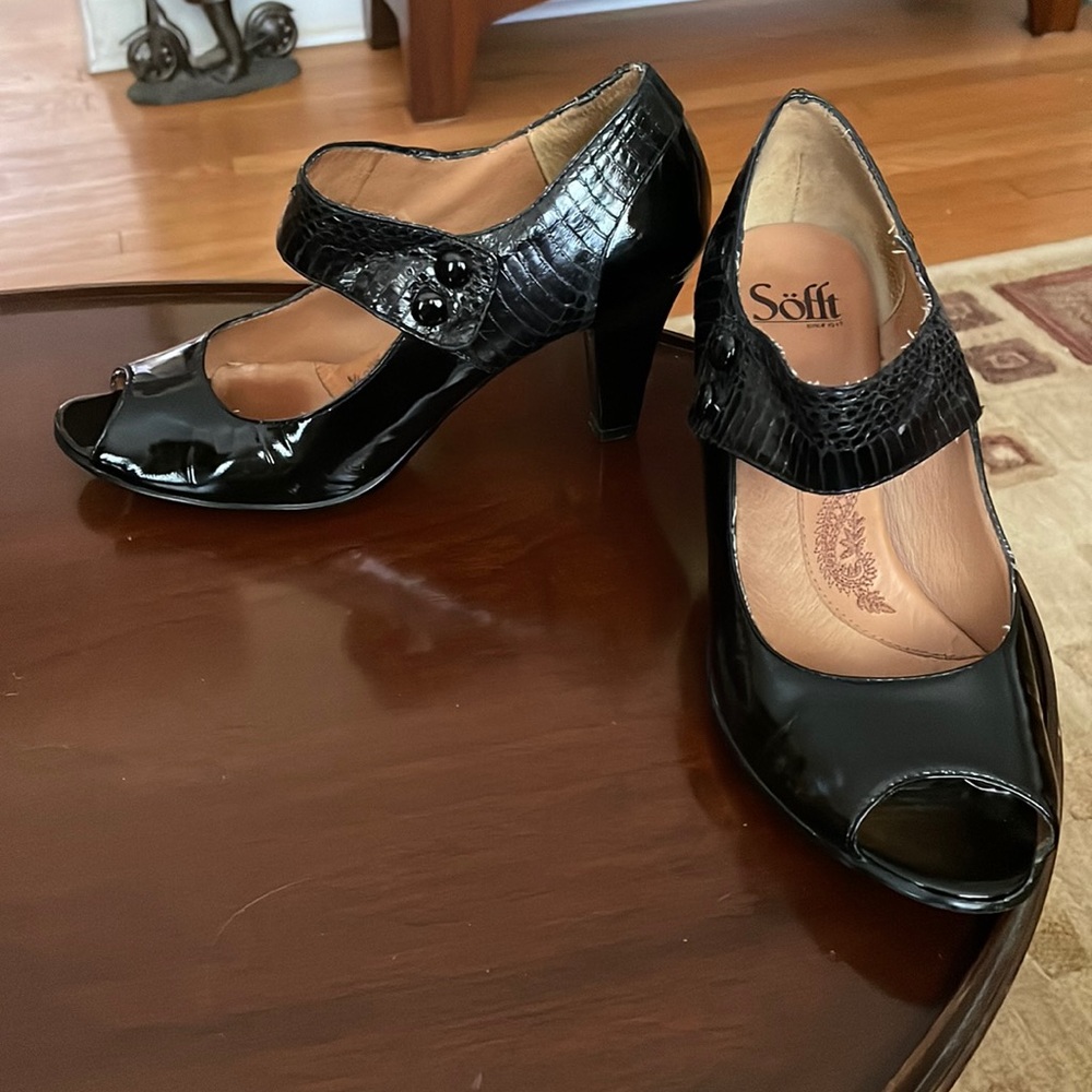 Softt black alligator-type pumps size 10M